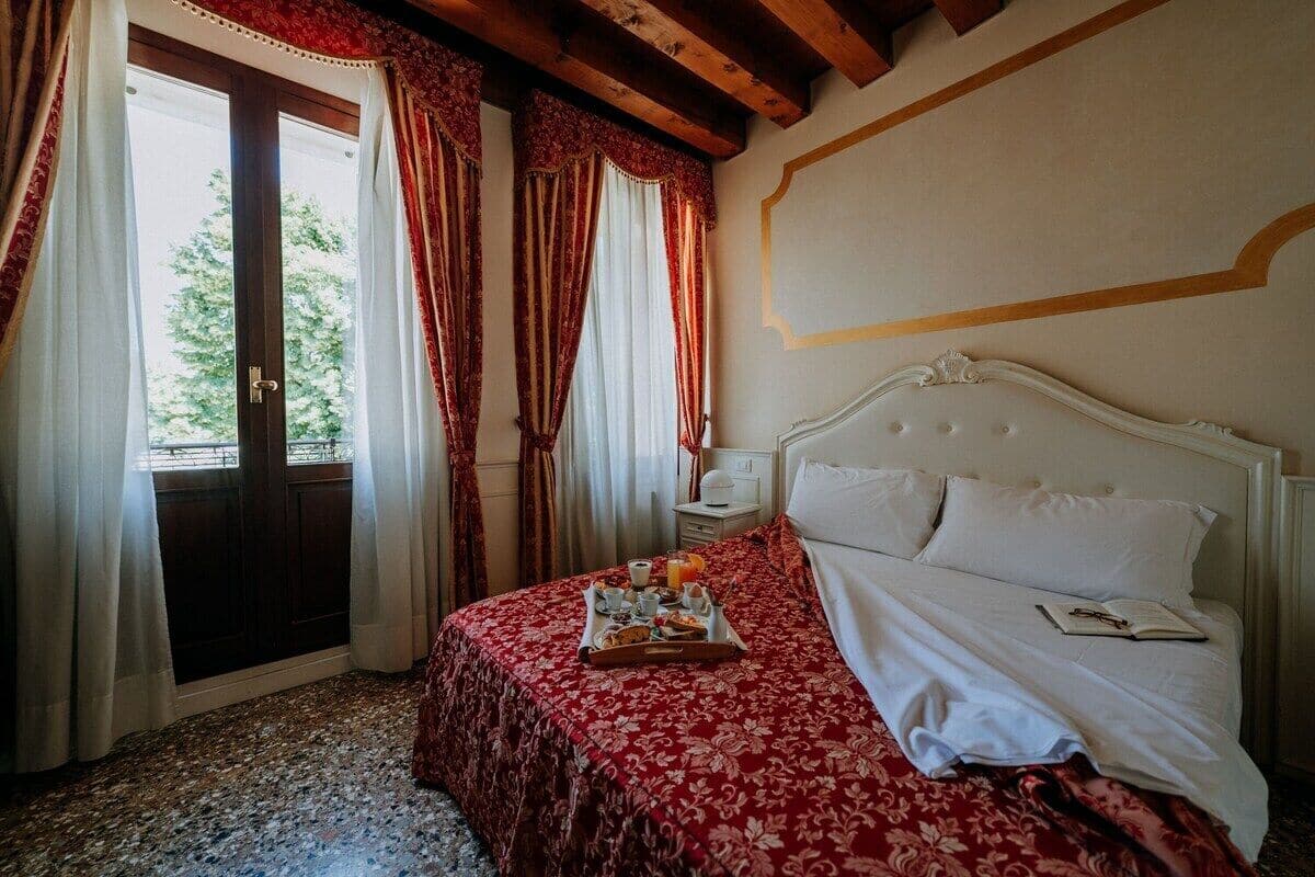 1 bedroom, hypo-allergenic bedding, free minibar, in-room safe