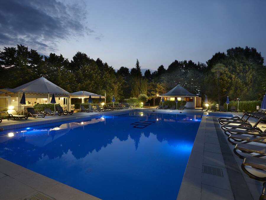 Een seizoensgebonden buitenzwembad, parasols voor strand/zwembad