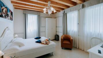 Junior Suite with Extra Bed | Hypo-allergenic bedding, free minibar, in-room safe, desk