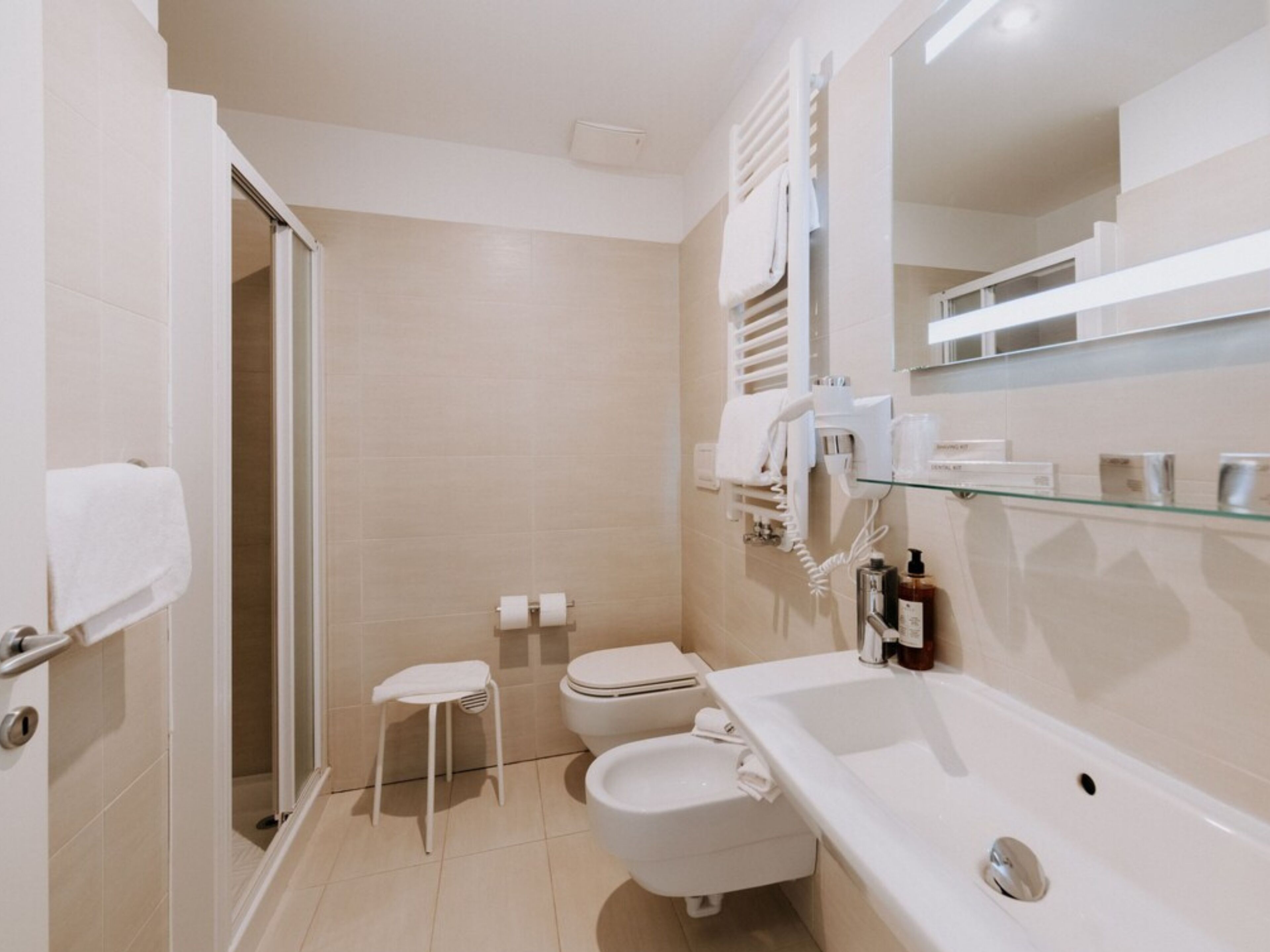 Un baño moderno con ducha, inodoro y lavamanos.