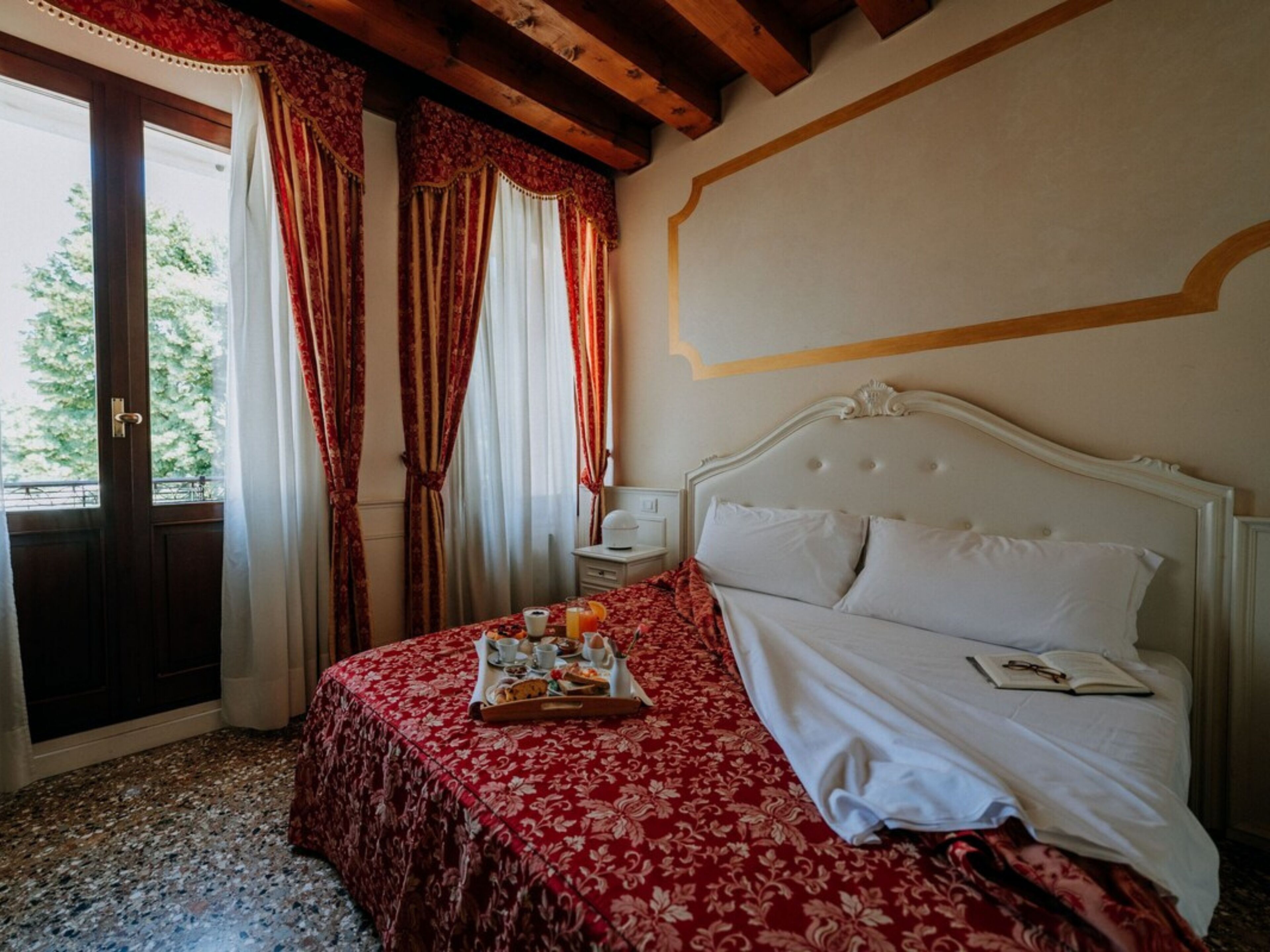 Dobbelt- eller tomannsrom – deluxe (no elevator) | Allergitestet sengetøy, minibar (inkludert) og safe på rommet