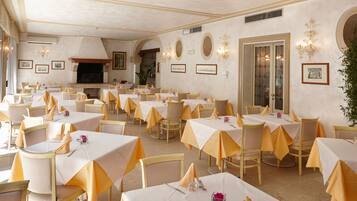 Breakfast, dinner served; Italian cuisine, garden views