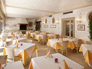 朝食、ディナーに営業 (イタリア料理、ガーデン ビュー)