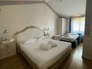 Junior Suite with Extra Bed | Allergivenligt sengetøj, gratis minibar, pengeskab på værelset