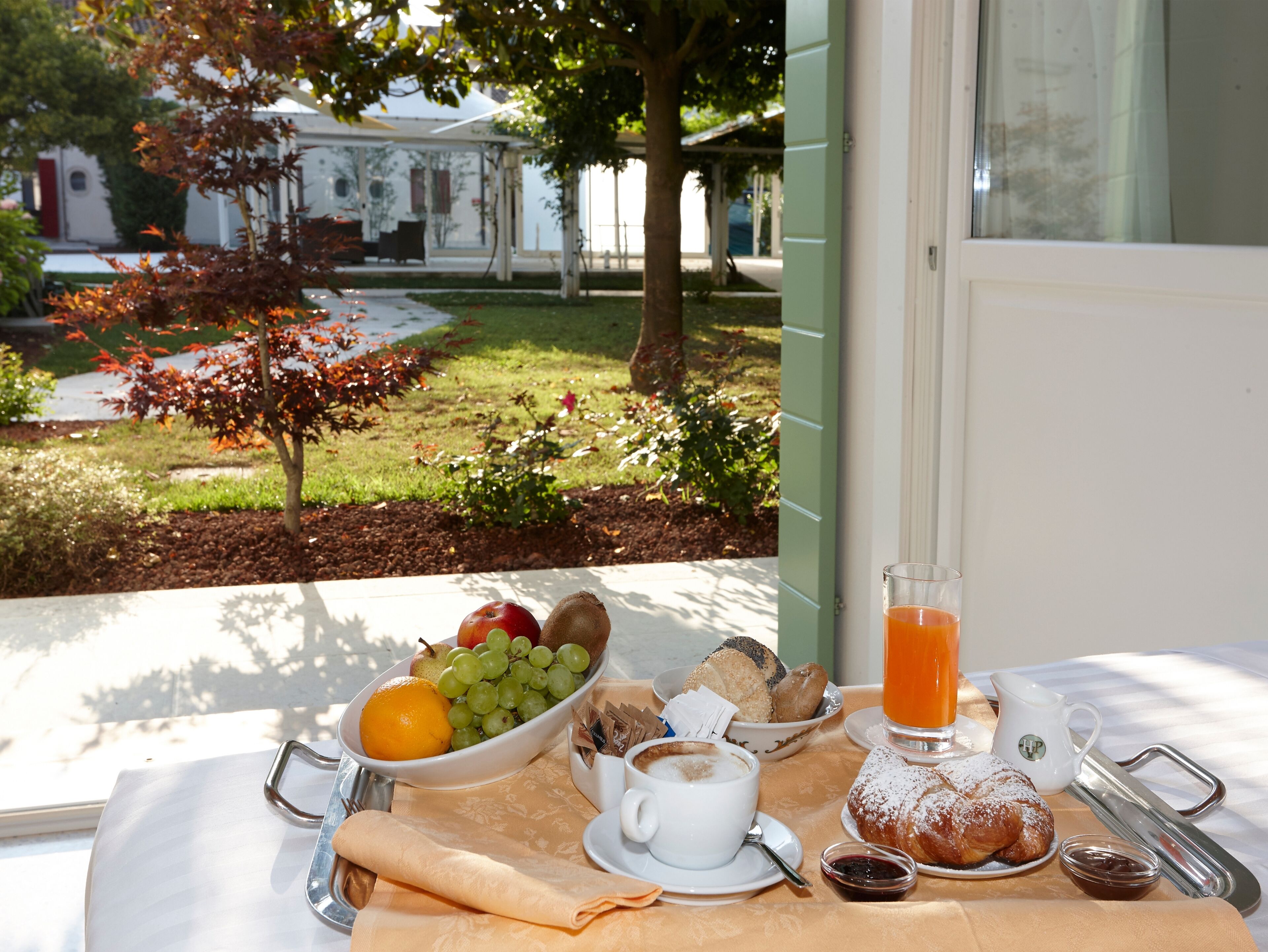 Superior Room with Garden View | Hypo-allergenic bedding, free minibar, in-room safe, desk