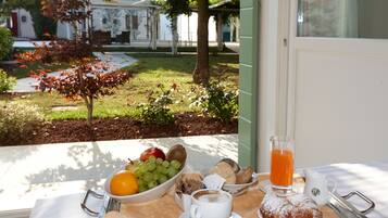 Superior Room with Garden View | Hypo-allergenic bedding, free minibar, in-room safe, desk