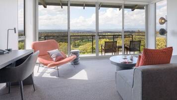 Minibar, alarm clocks