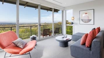 Minibar, alarm clocks