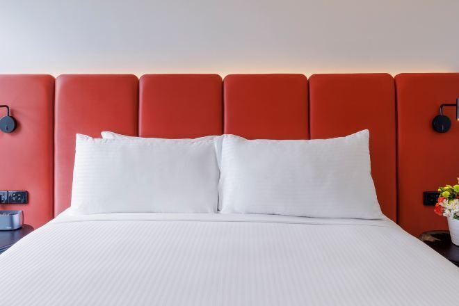 Minibar dan jam alarm