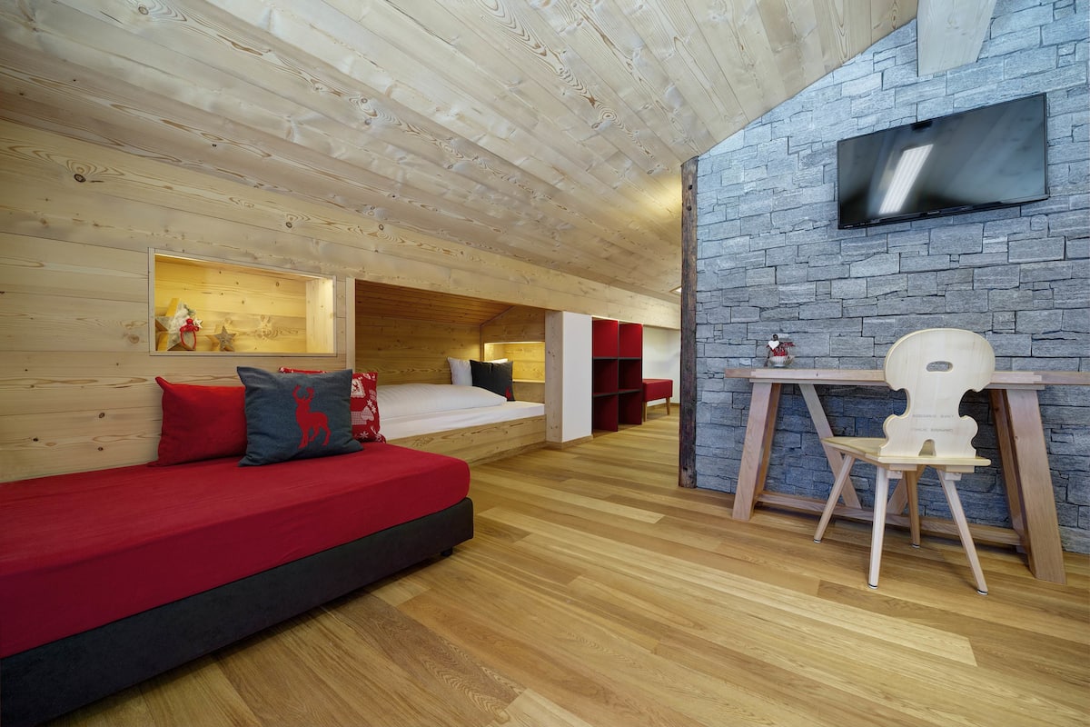 superior quadruple room | free wifi, bed sheets