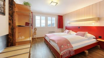 Eenvoudige tweepersoonskamer, uitzicht op bergen | Gratis wifi, beddengoed