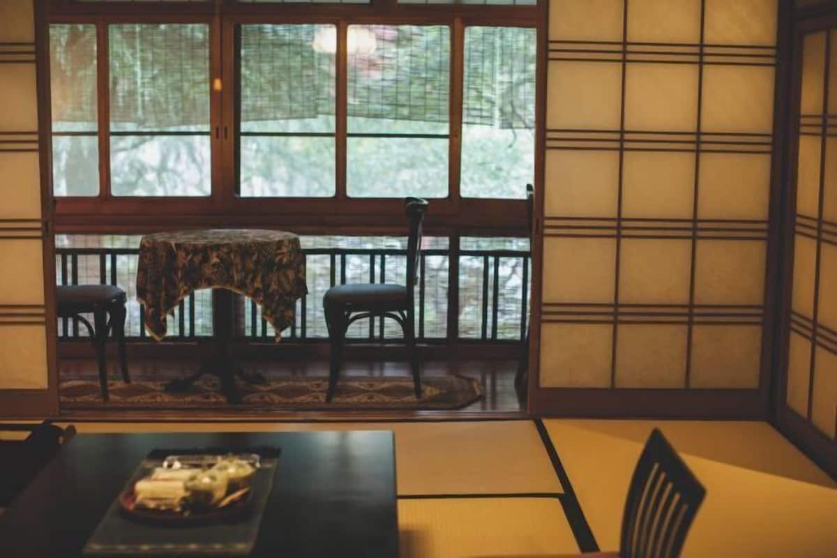 Tempat makan | Melayani sarapan, makan siang, dan makan malam