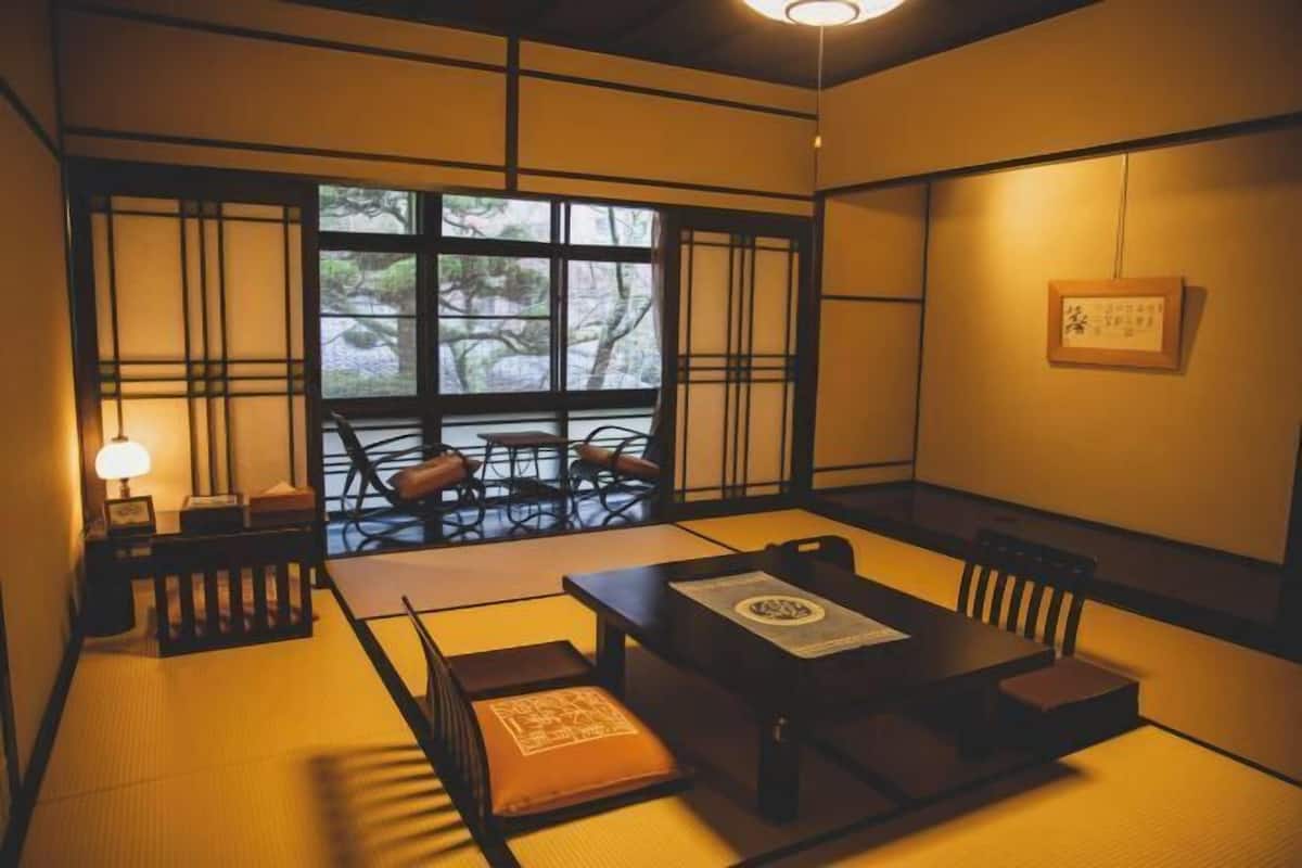 Tempat makan | Melayani sarapan, makan siang, dan makan malam