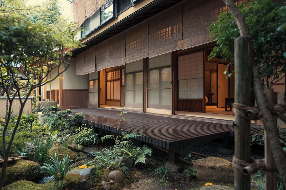 Habitación estándar (特別室離れ庭&露天風呂付 「考槃居」) | Edredón, minibar, caja de seguridad en la habitación y escritorio