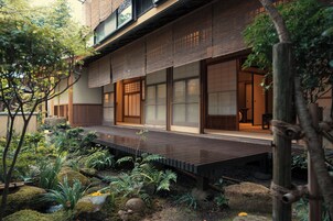 標準客房 (特別室離れ庭＆露天風呂付　「考槃居」) | 羽絨被、迷你吧、客房內保險箱、書桌