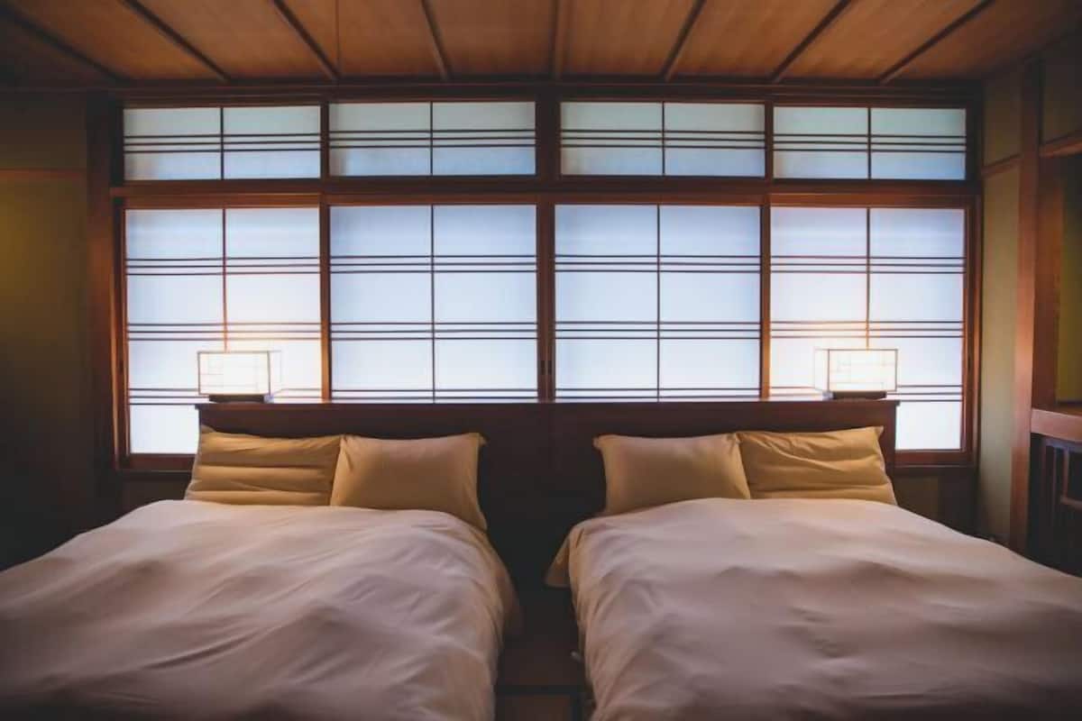 Selimut bulu angsa, minibar, brankas, dan meja kerja
