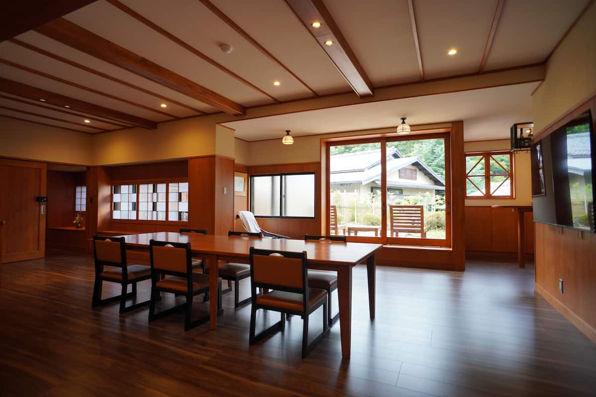 尊榮套房, 非吸煙房, 熱水浴缸 | 羽絨被、迷你吧、客房內保險箱、書桌