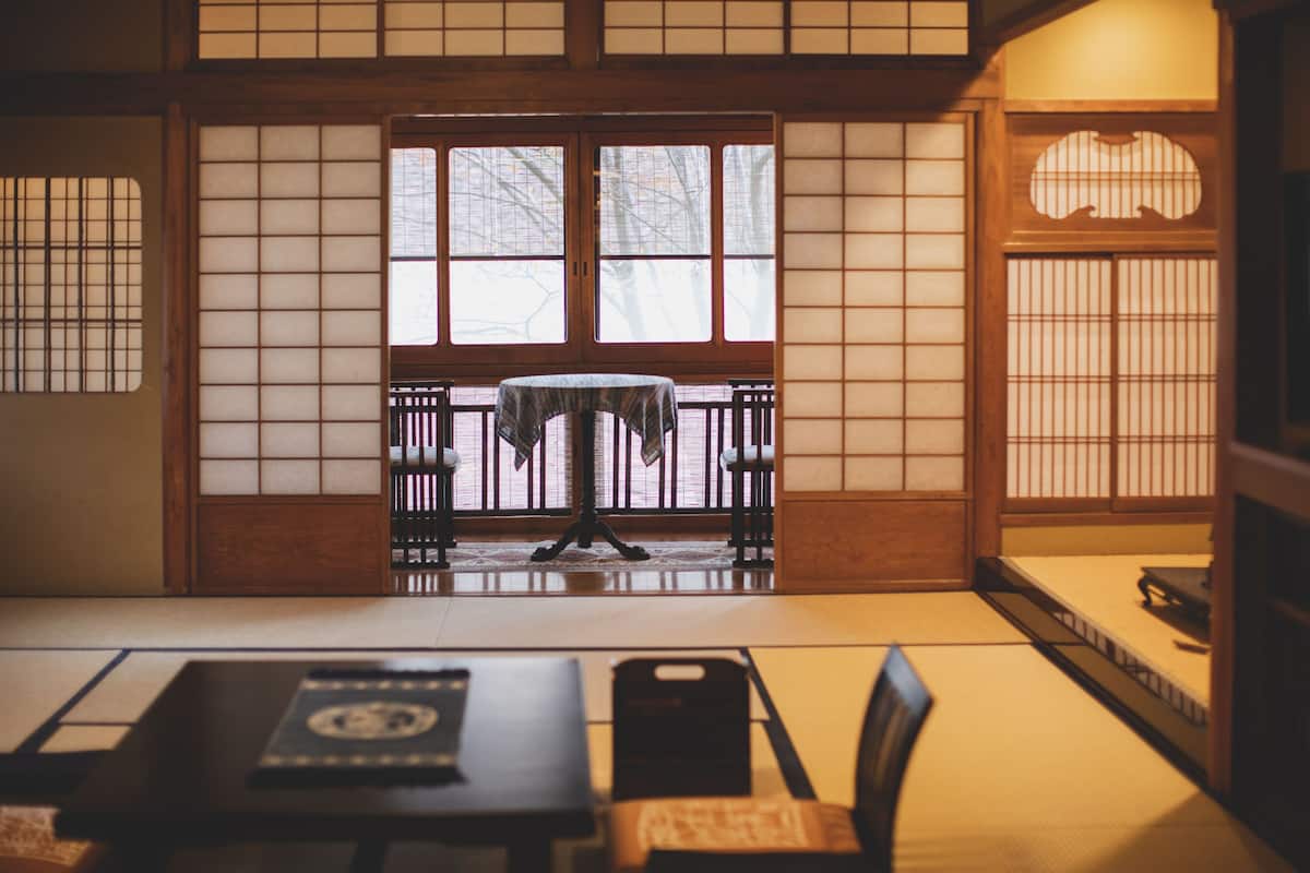 Kamar Deluks (Japanese-Style) | Selimut bulu angsa, minibar, brankas, dan meja kerja