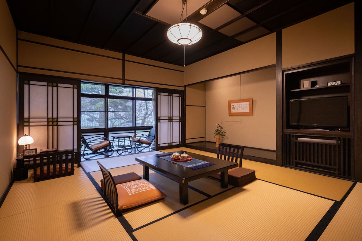 Kamar Twin Deluks (Japanese-Style "Chikyu") | Selimut bulu angsa, minibar, brankas, dan meja kerja