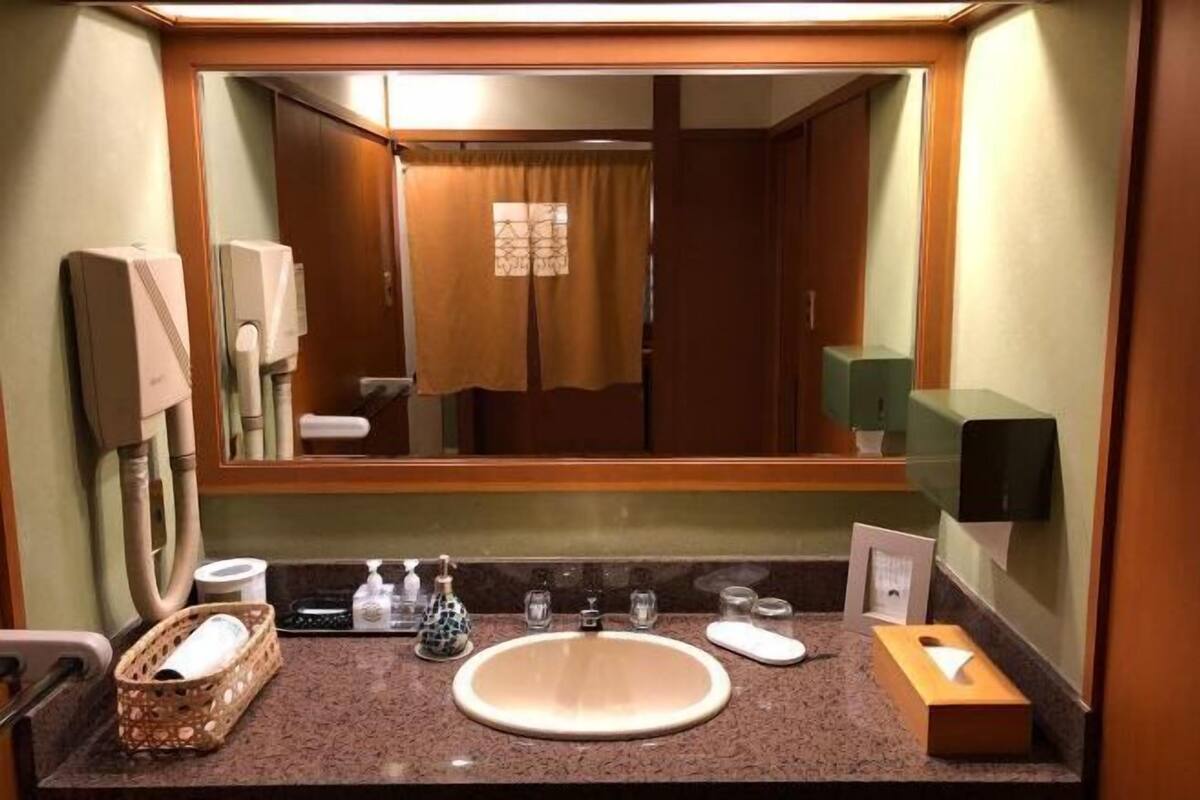 Artículos de tocador gratuitos, secador de pelo, pantuflas, bidet