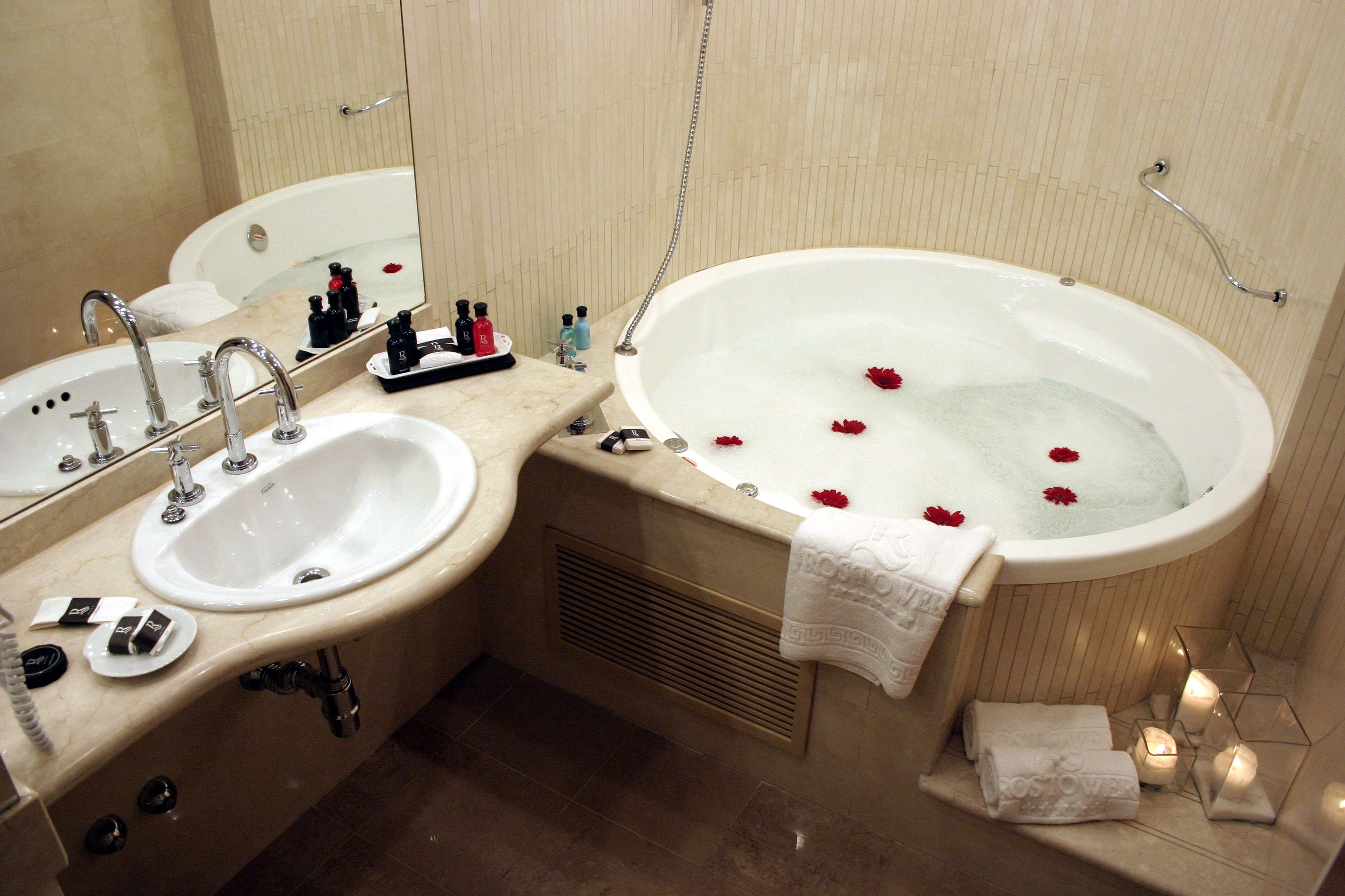executive suite | bathroom | combined shower/bathtub, designer toiletries, hair dryer, bidet