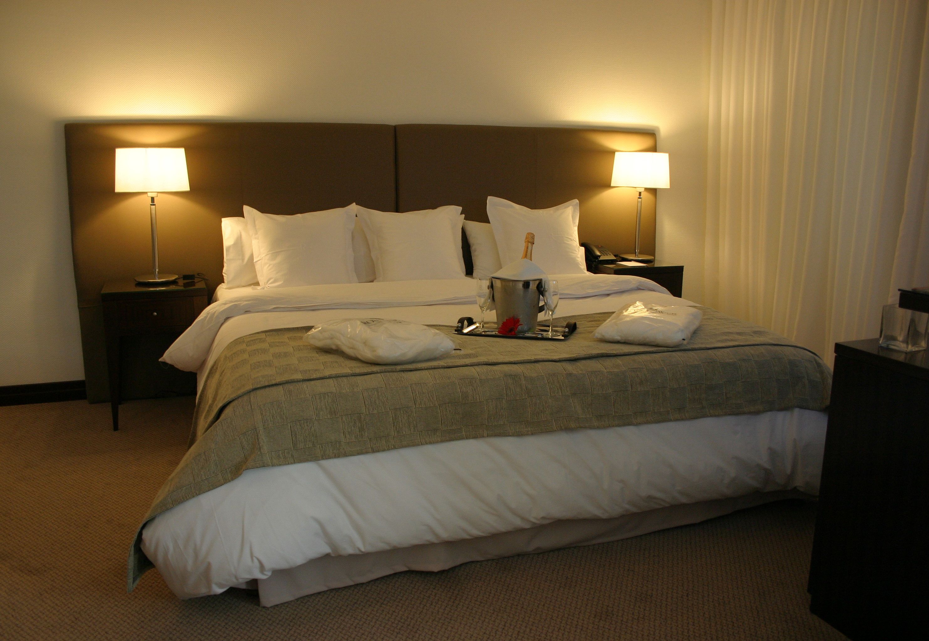 executive suite | premium bedding, down duvets, pillow-top beds, minibar