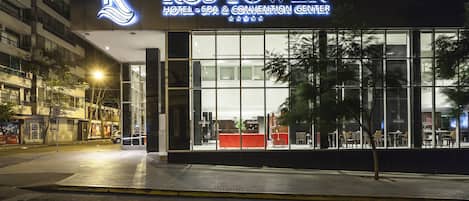 숙박 시설 정면 - 저녁/밤