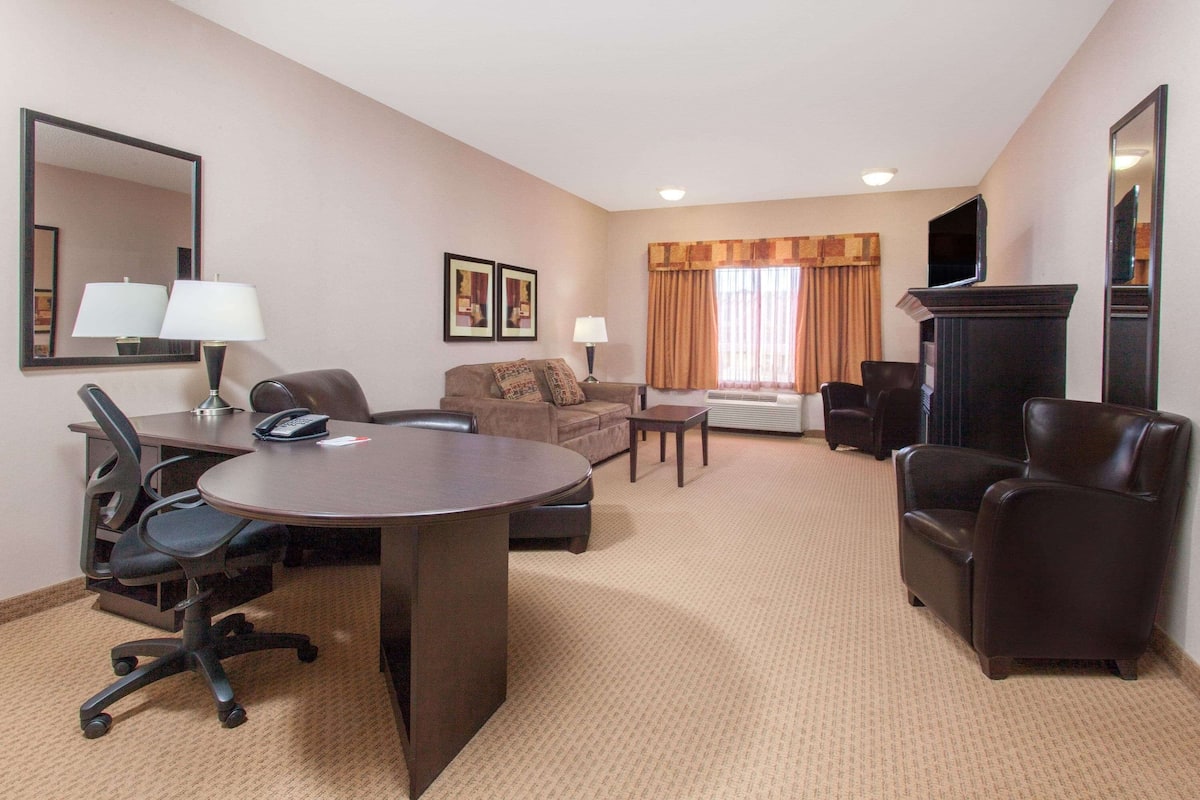 Suite, 1 King Bed, Non Smoking | Premium bedding, down duvets, in-room safe, desk