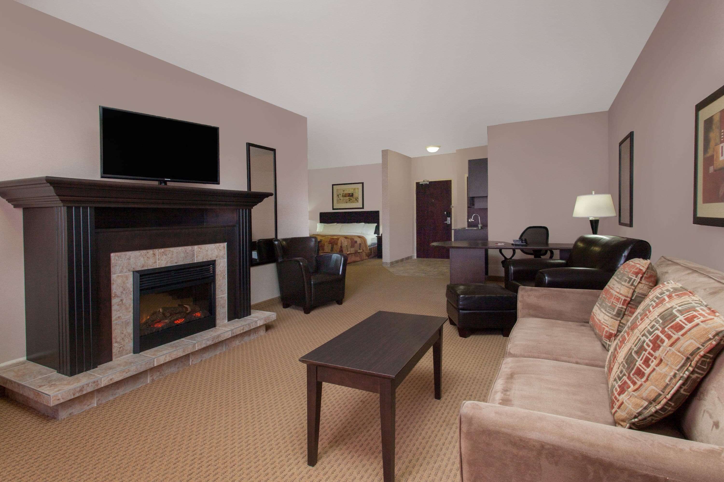 suite, 1 king bed, non smoking | premium bedding, down duvets, in-room safe, desk