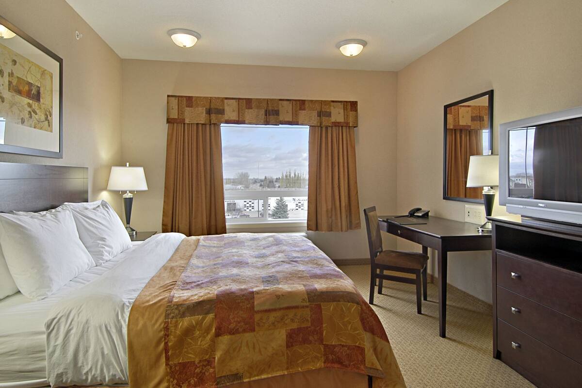 Premium bedding, down duvets, in-room safe, desk