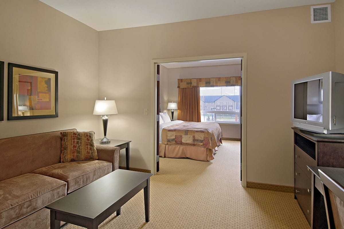 suite, 1 king bed, non smoking | premium bedding, down duvets, in-room safe, desk