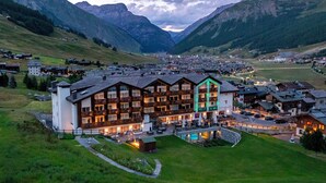 A large hotel with multiple floors and balconies, surrounded by a mountainous landscape. - Hotel Lac Salin Spa & Mountain Resort (Livigno)