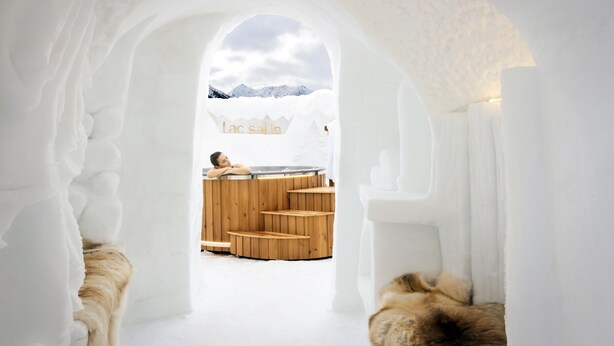 An ice hotel interior with a wooden sauna area and a view of snow-capped mountains. - Hotel Lac Salin Spa & Mountain Resort (Livigno)