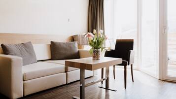 Rom – deluxe | Oppholdsområde | Flatskjerm-TV