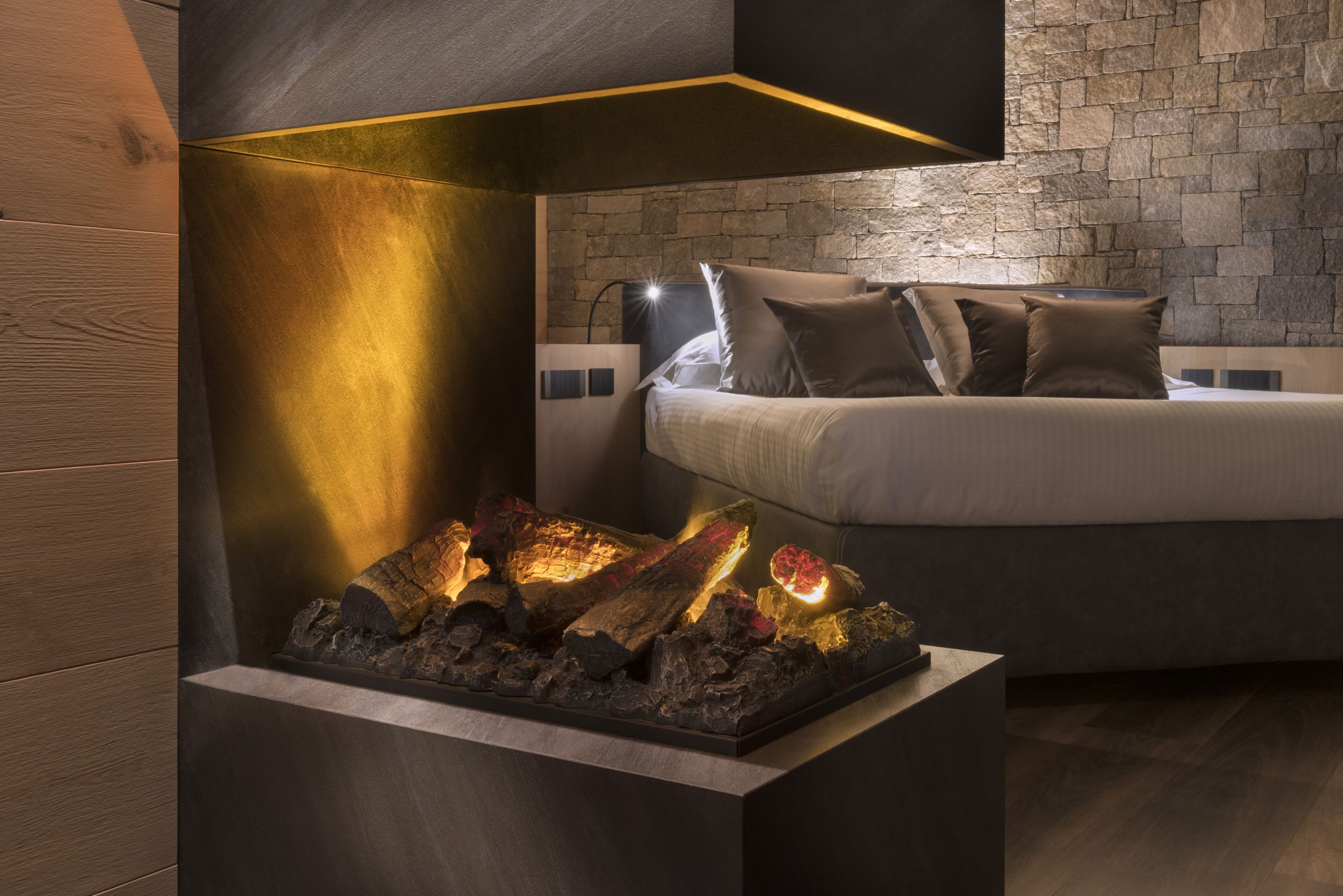 Romantic Studio Suite, Hot Tub | Premium bedding, down comforters, minibar, in-room safe