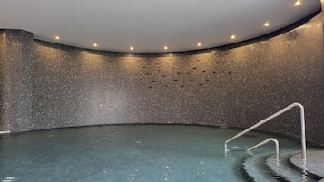 Inomhuspool, 3 utomhuspooler och solstolar
