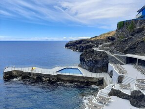室內泳池、3 個室外泳池；躺椅