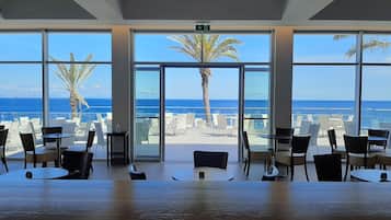 2 bars/lounges