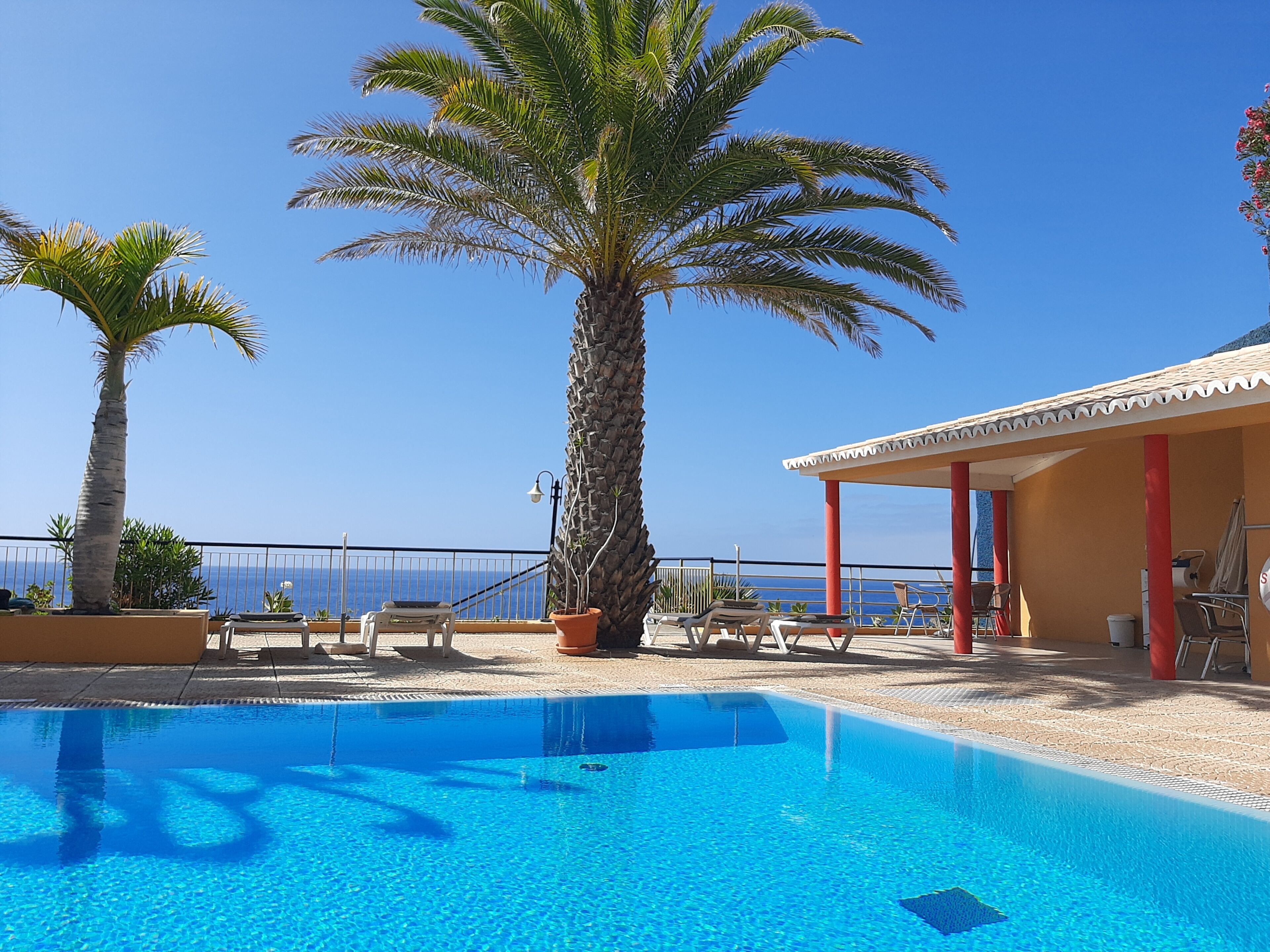 Indoor pool, 3 outdoor pools, pool loungers
