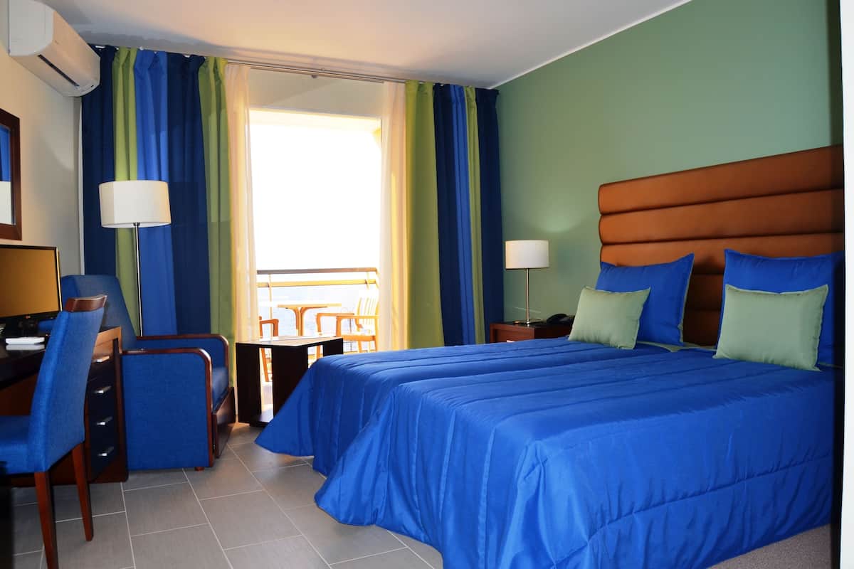 1 bedroom, blackout drapes, iron/ironing board, free WiFi