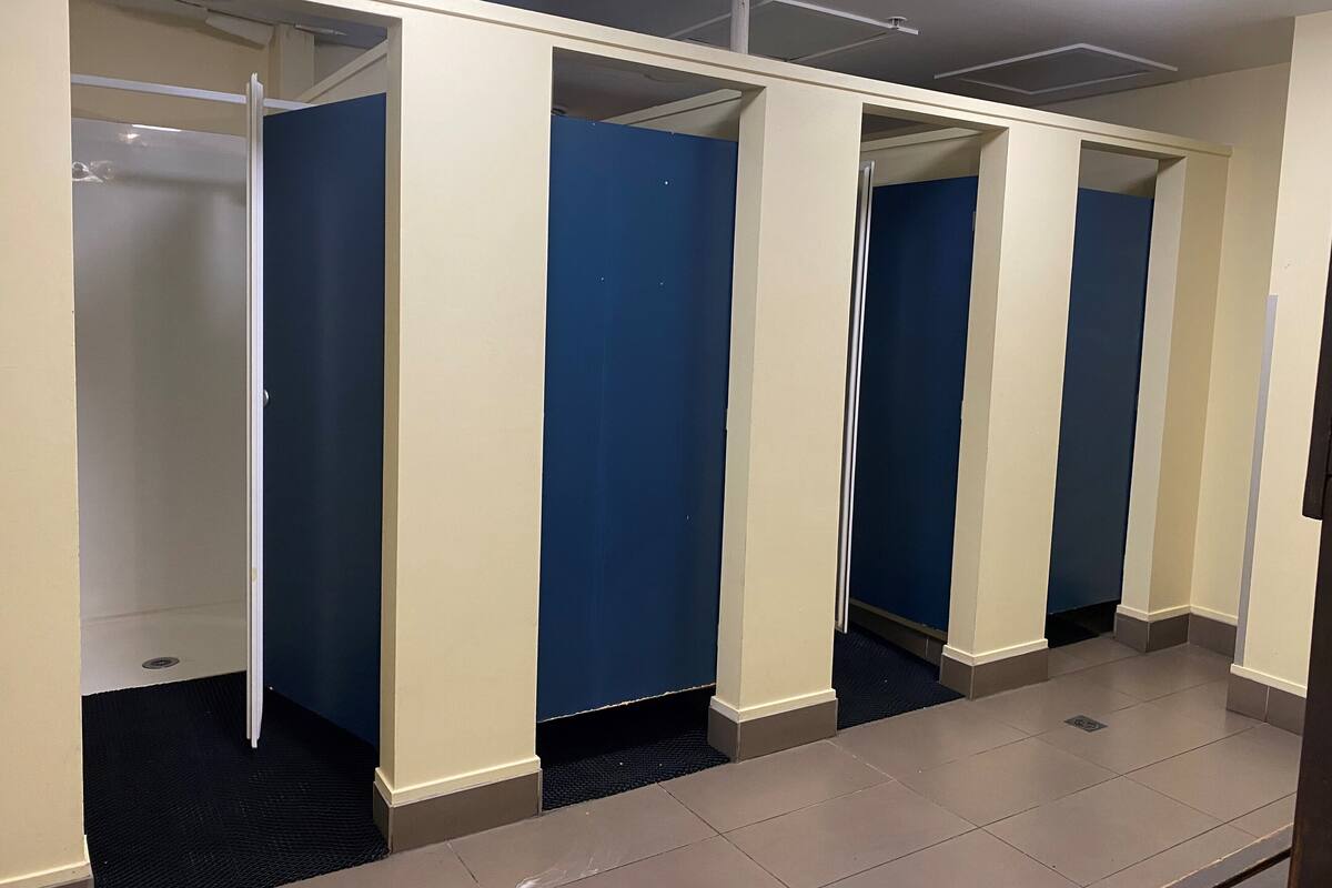 Pancuran mandi, tuala disediakan