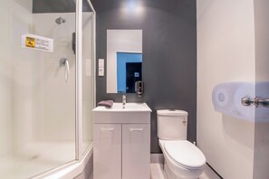 Private Twin Ensuite Room | Bathroom - Rock Solid Backpackers Rotorua (Rotorua)