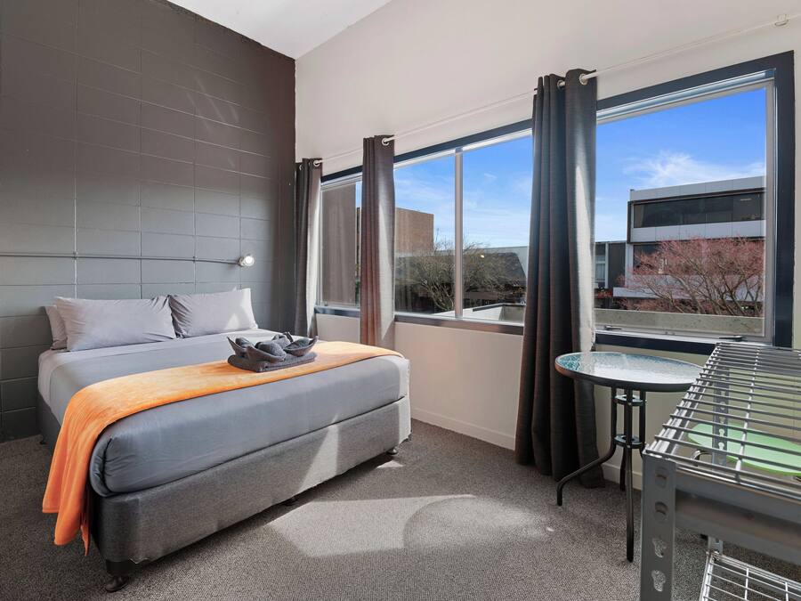 Laptop workspace, blackout drapes, iron/ironing board, free WiFi