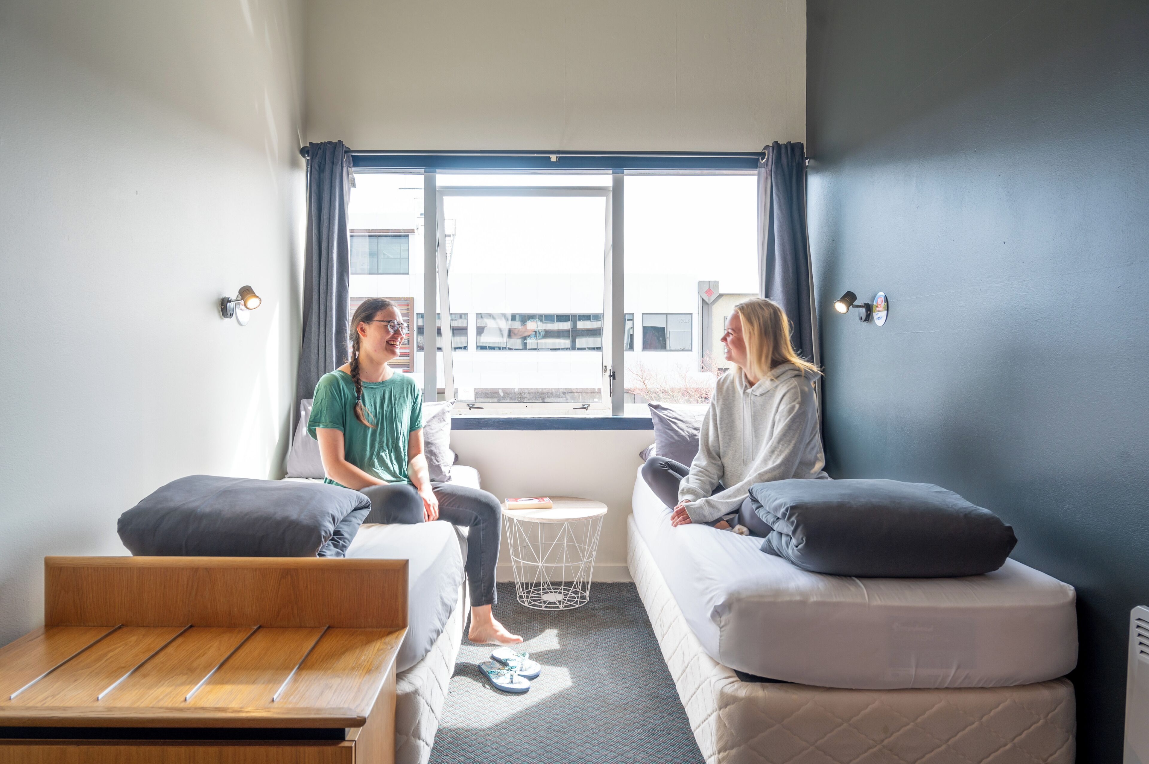 Dormitorio compartido estándar | Espacio para trabajar con un portátil y cortinas opacas