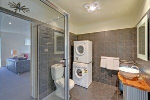 Habitación estándar con 1 cama doble o 2 individuales, 1 habitación, no fumadores (Apartment 2) | Baño | Ducha, artículos de higiene personal gratuitos y secador de pelo