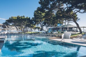 Piscine couverte, 2 piscines extérieures, parasols de plage
