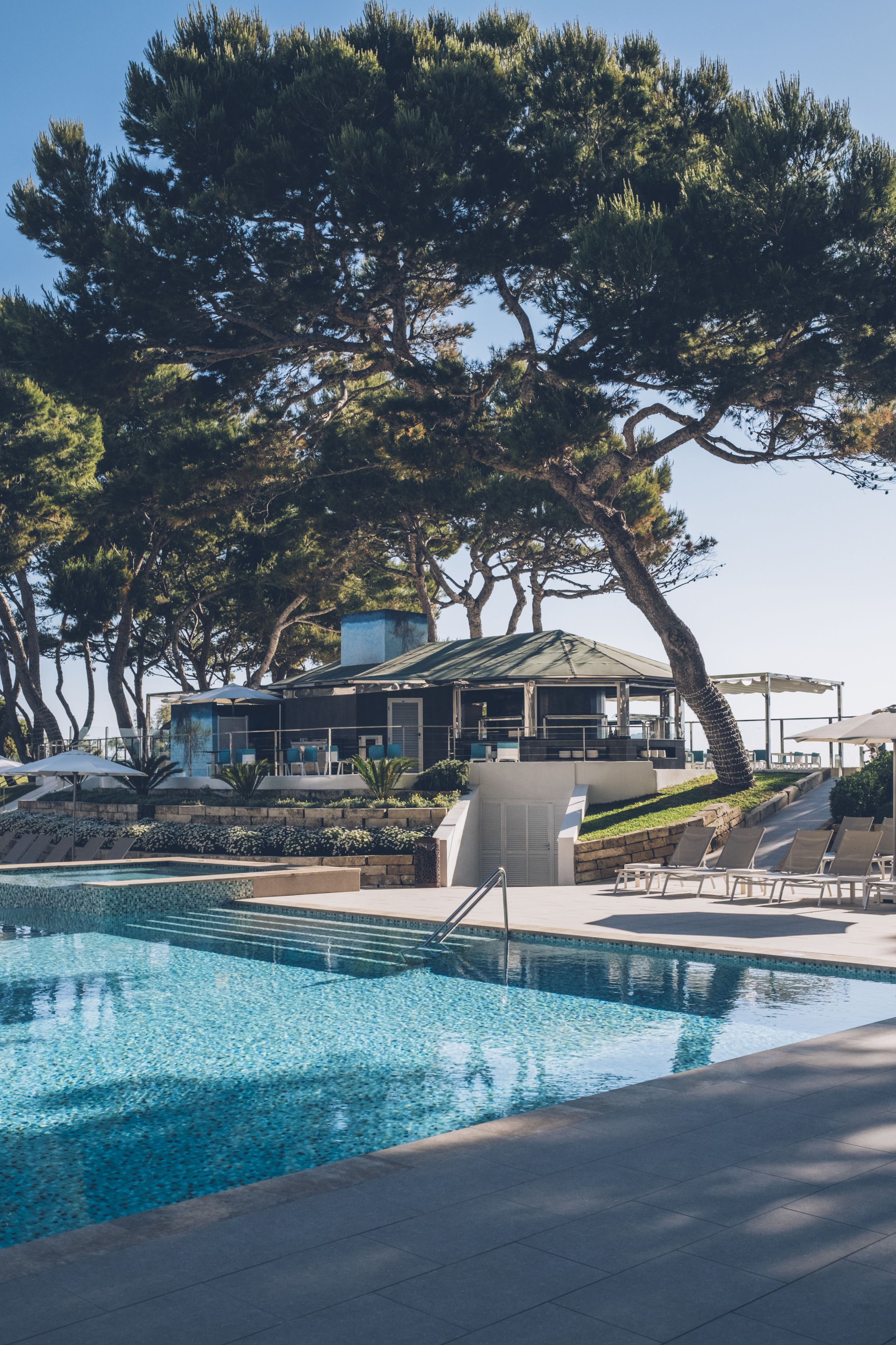 Sisäuima-allas, 2 ulkouima-allasta, aurinkovarjoja, aurinkotuoleja