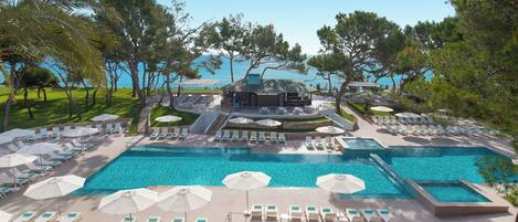 Una piscina techada, 2 piscinas al aire libre, sombrillas