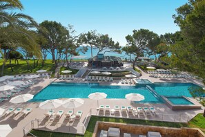 Piscine couverte, 2 piscines extérieures, parasols de plage