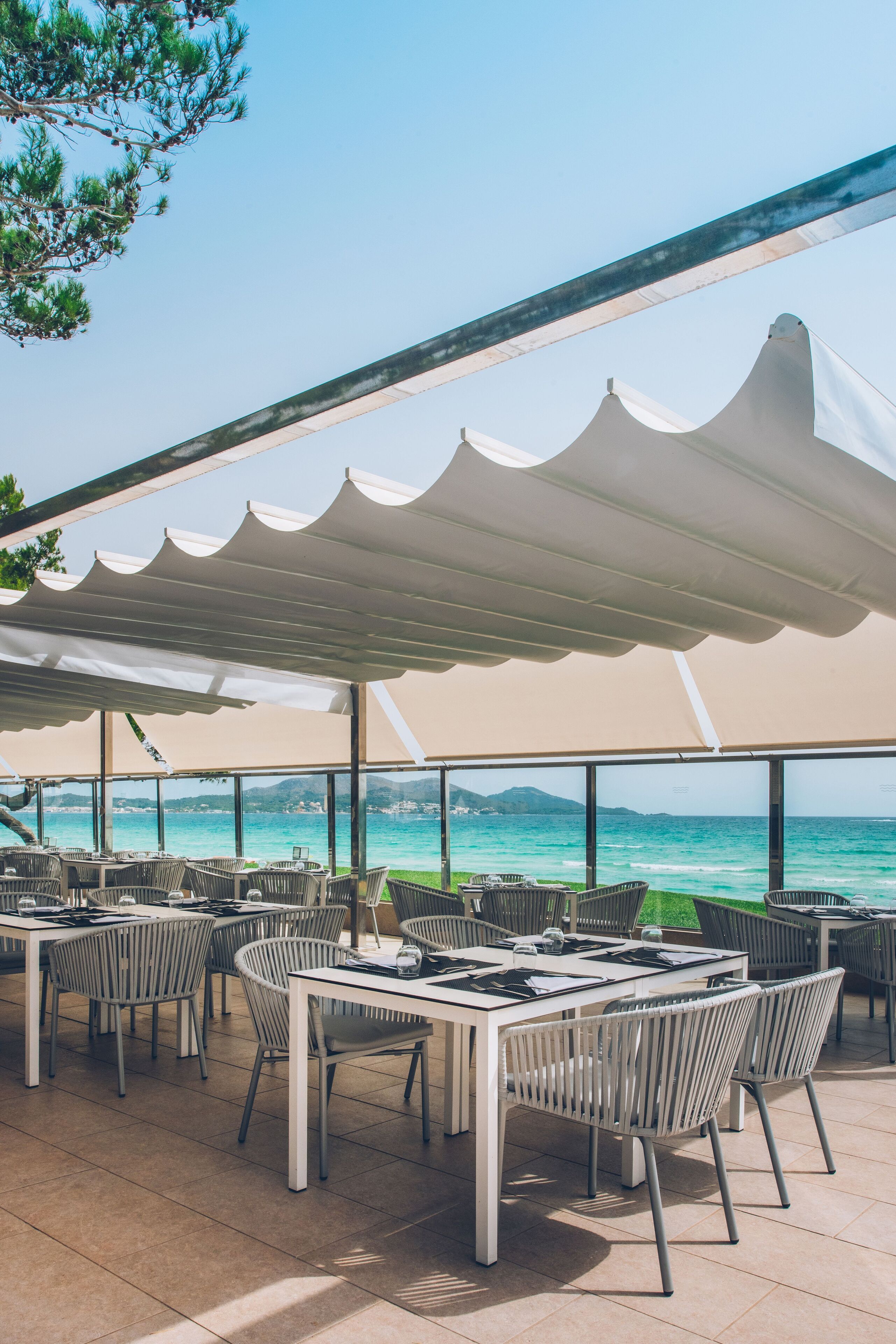 4 restaurants; breakfast, lunch, and dinner served